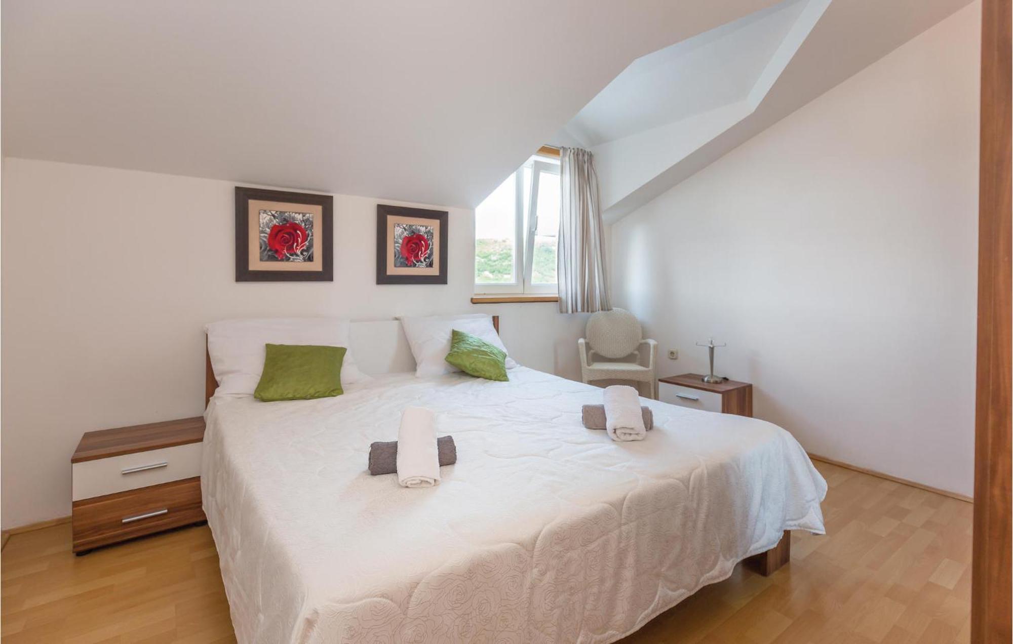 Lovely Apartment In Ugljane With Kitchen 외부 사진