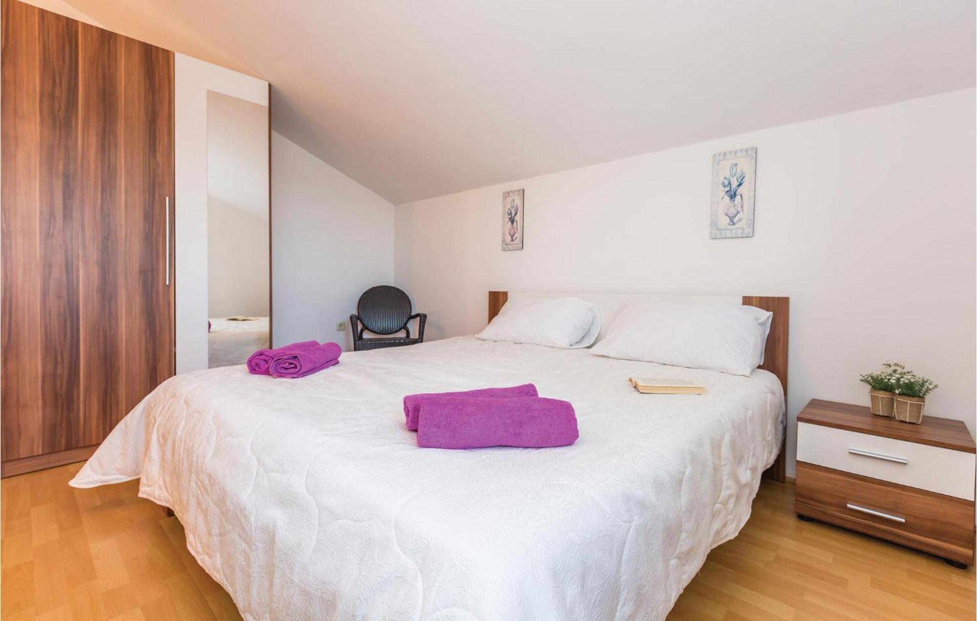Lovely Apartment In Ugljane With Kitchen 외부 사진