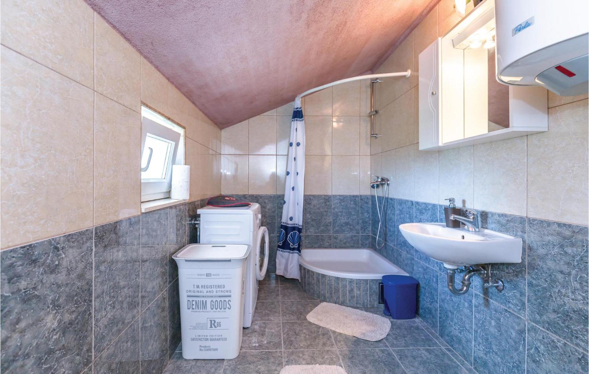 Lovely Apartment In Ugljane With Kitchen 외부 사진